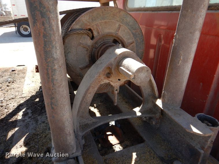 image for item DK8247 1985 International 1654  winch truck