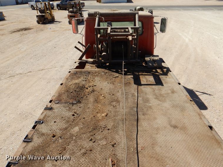 image for item DK8247 1985 International 1654  winch truck