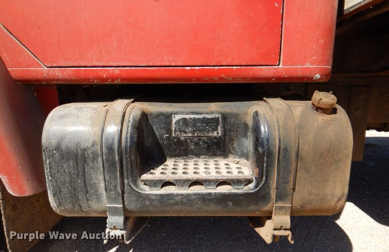 image for item DK8247 1985 International 1654  winch truck