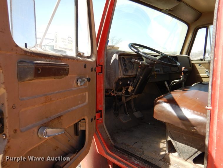 image for item DK8247 1985 International 1654  winch truck