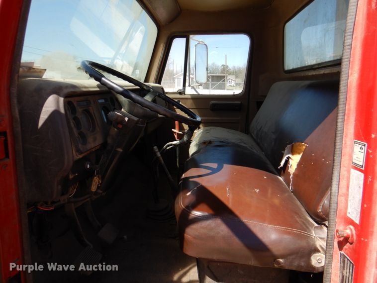 image for item DK8247 1985 International 1654  winch truck