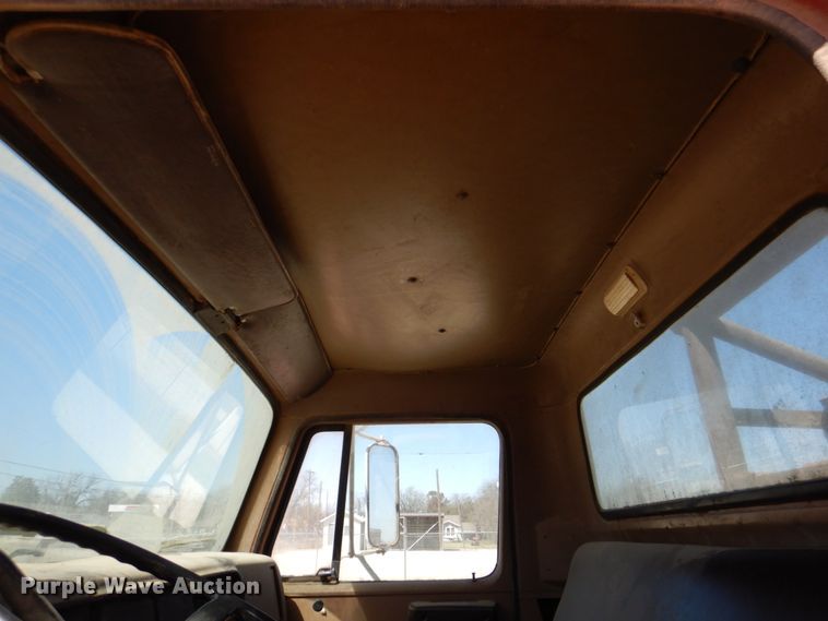 image for item DK8247 1985 International 1654  winch truck