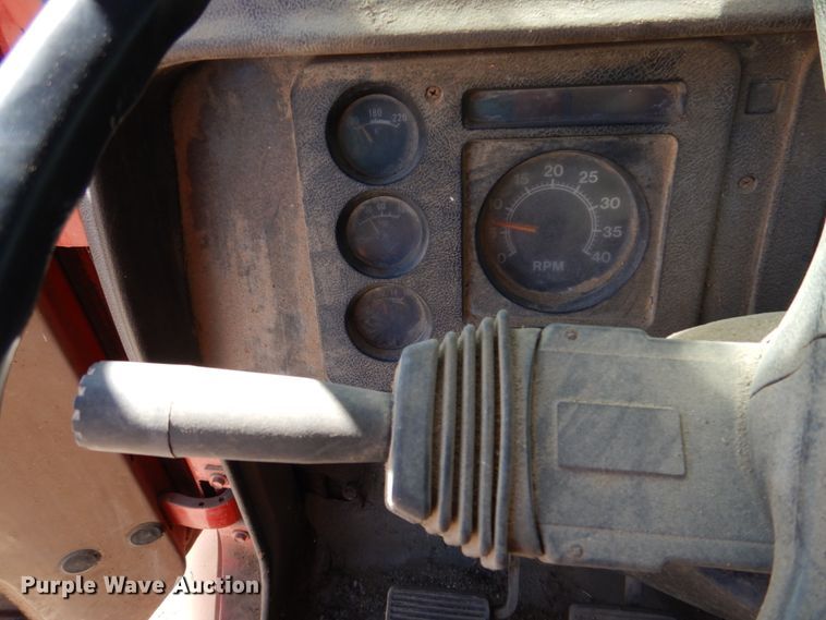 image for item DK8247 1985 International 1654  winch truck