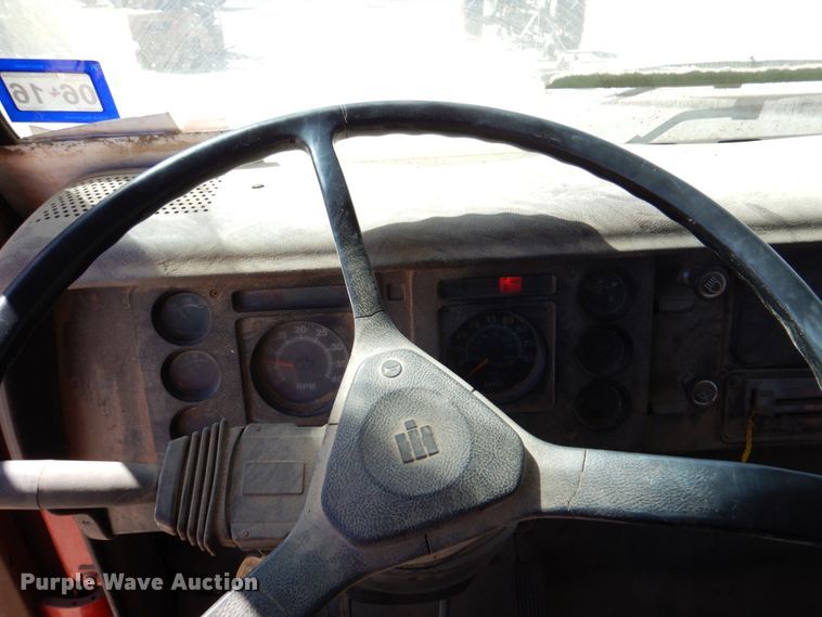 image for item DK8247 1985 International 1654  winch truck