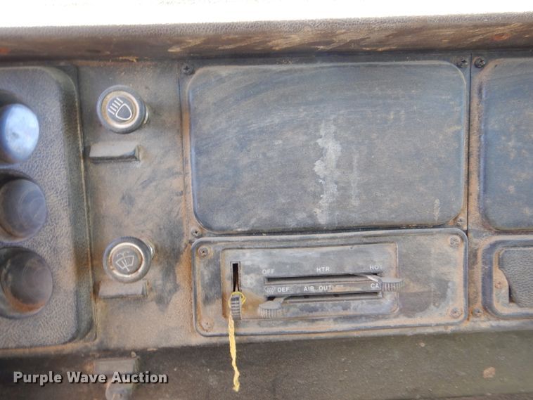 image for item DK8247 1985 International 1654  winch truck