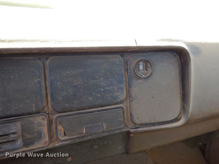 image for item DK8247 1985 International 1654  winch truck