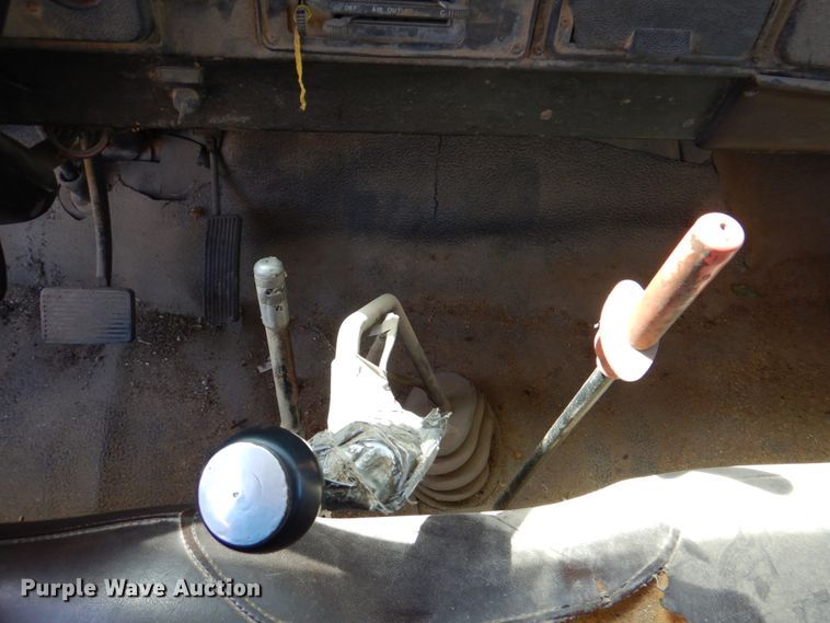 image for item DK8247 1985 International 1654  winch truck