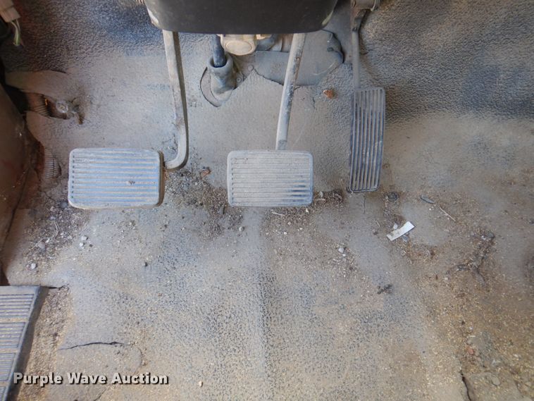 image for item DK8247 1985 International 1654  winch truck