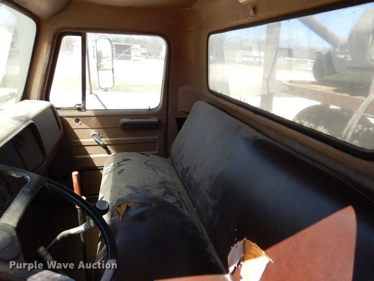 image for item DK8247 1985 International 1654  winch truck