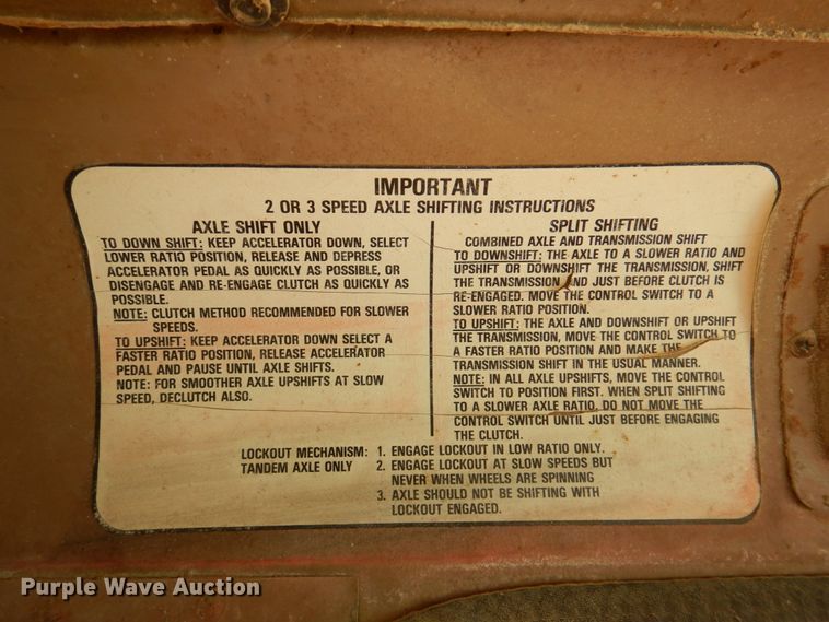 image for item DK8247 1985 International 1654  winch truck