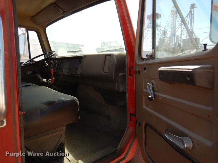 image for item DK8247 1985 International 1654  winch truck