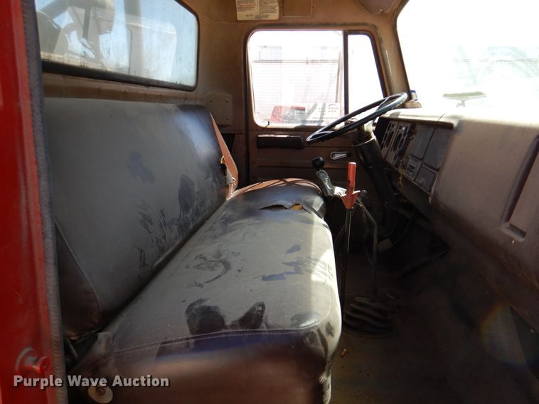 image for item DK8247 1985 International 1654  winch truck