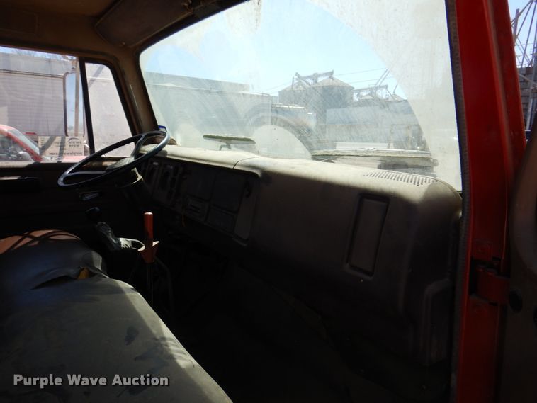 image for item DK8247 1985 International 1654  winch truck