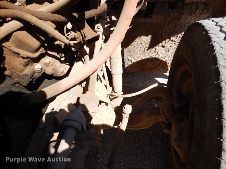 image for item DK8247 1985 International 1654  winch truck