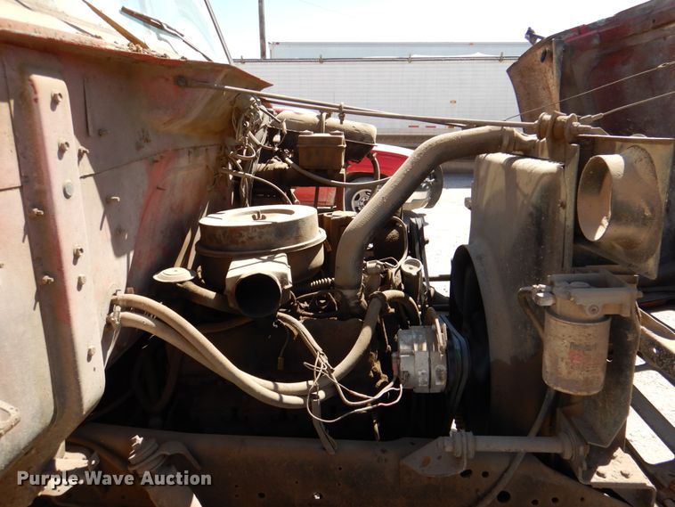 image for item DK8247 1985 International 1654  winch truck