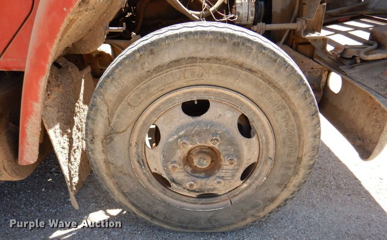 image for item DK8247 1985 International 1654  winch truck