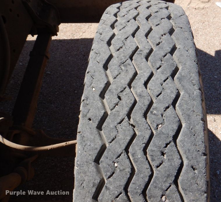 image for item DK8247 1985 International 1654  winch truck