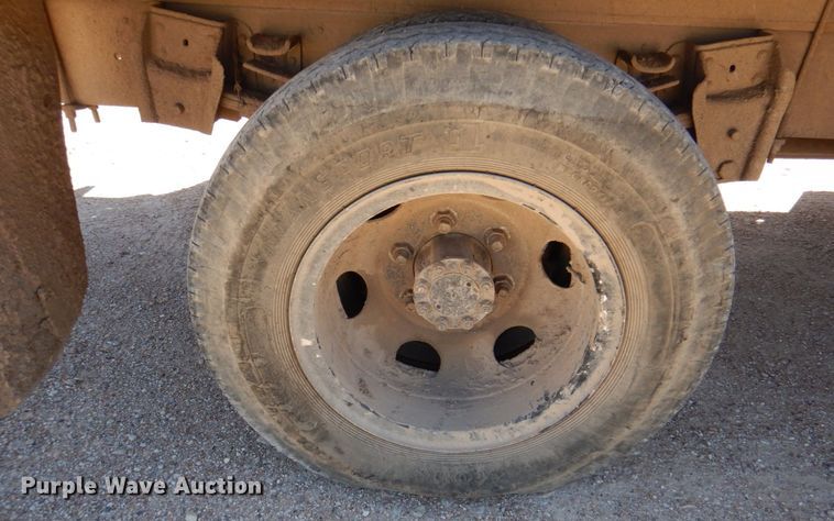 image for item DK8247 1985 International 1654  winch truck