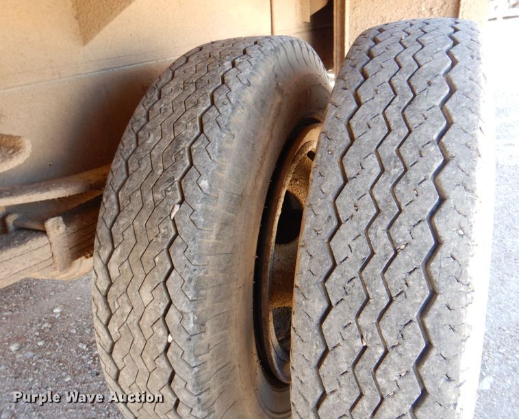 image for item DK8247 1985 International 1654  winch truck