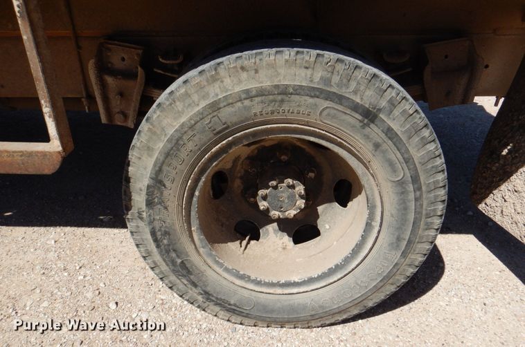 image for item DK8247 1985 International 1654  winch truck