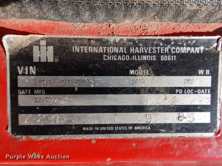 image for item DK8247 1985 International 1654  winch truck