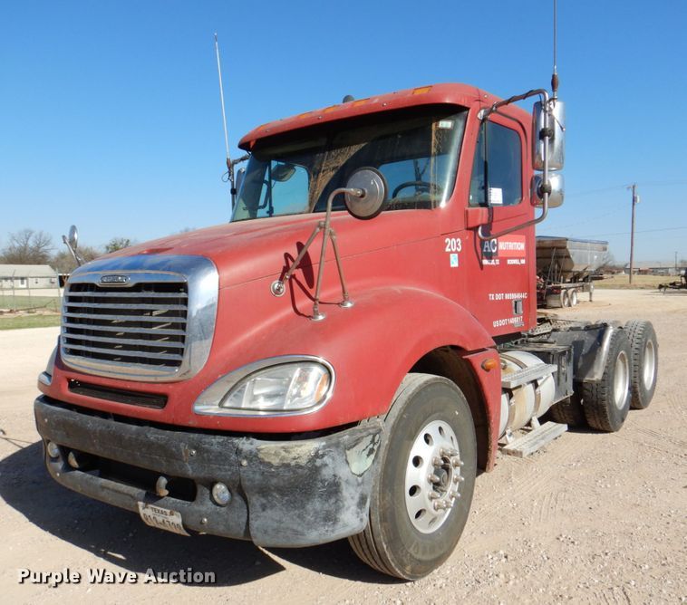 image for item DK8250 2006 Freightliner Columbia 120  semi truck