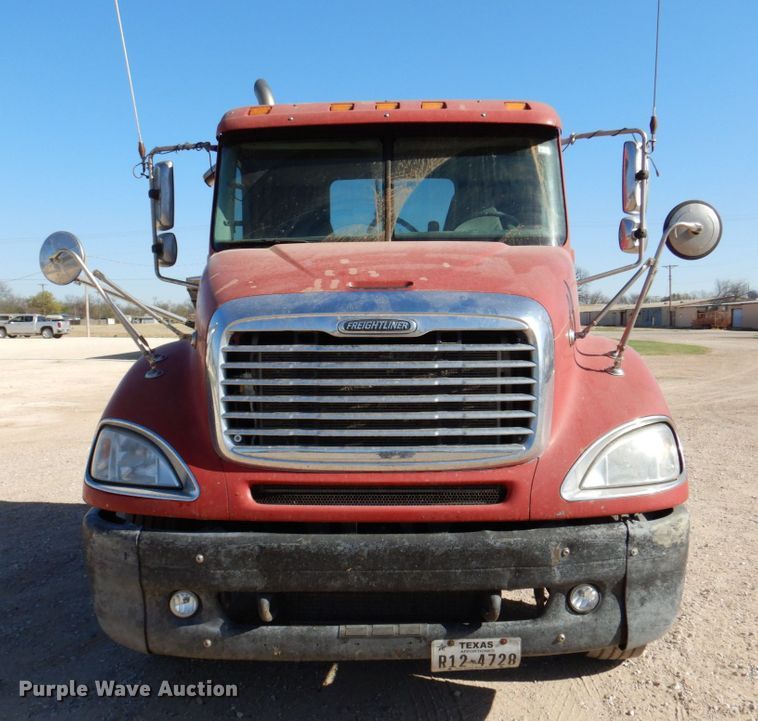 image for item DK8250 2006 Freightliner Columbia 120  semi truck