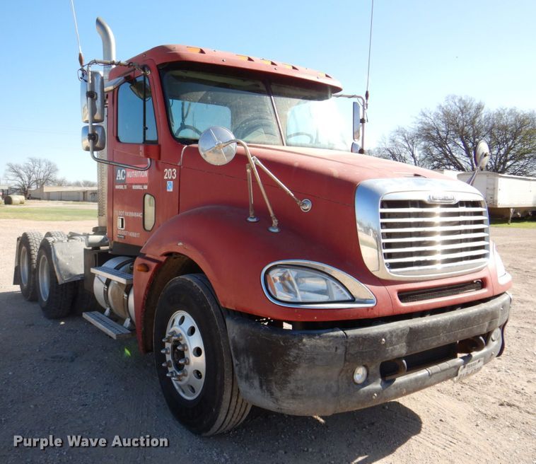 image for item DK8250 2006 Freightliner Columbia 120  semi truck