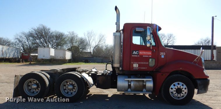 image for item DK8250 2006 Freightliner Columbia 120  semi truck