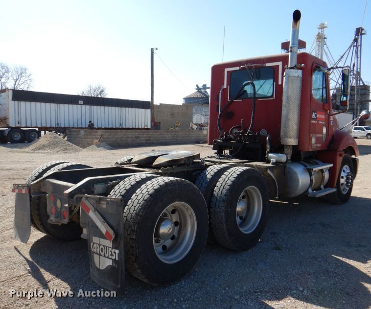 image for item DK8250 2006 Freightliner Columbia 120  semi truck