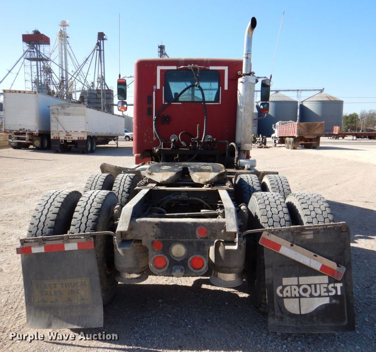 image for item DK8250 2006 Freightliner Columbia 120  semi truck