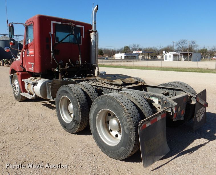 image for item DK8250 2006 Freightliner Columbia 120  semi truck