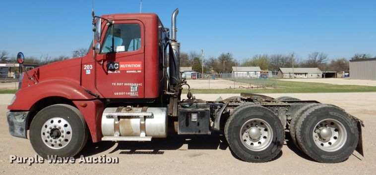 image for item DK8250 2006 Freightliner Columbia 120  semi truck