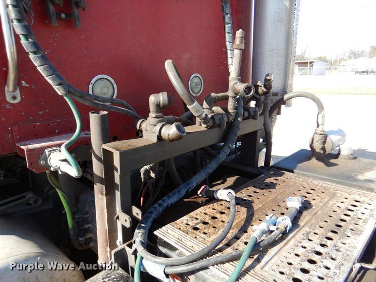 image for item DK8250 2006 Freightliner Columbia 120  semi truck