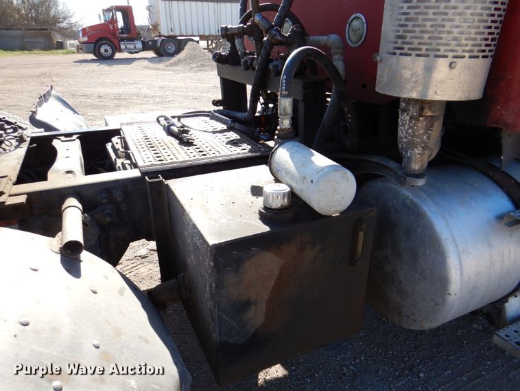 image for item DK8250 2006 Freightliner Columbia 120  semi truck