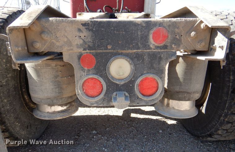 image for item DK8250 2006 Freightliner Columbia 120  semi truck