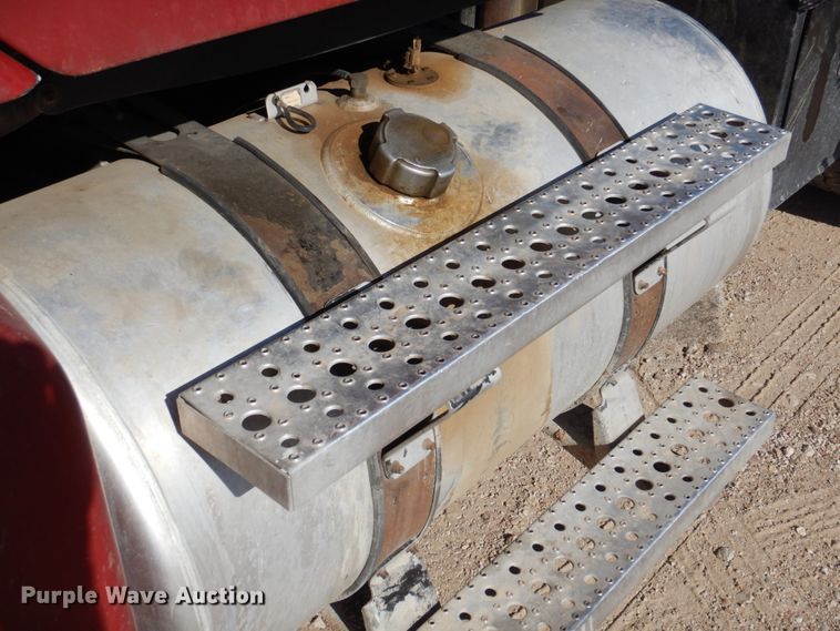 image for item DK8250 2006 Freightliner Columbia 120  semi truck