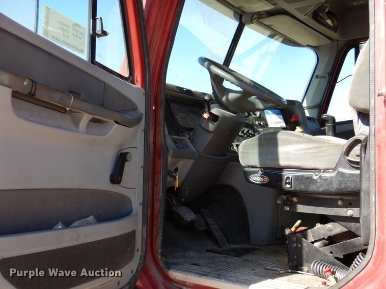 image for item DK8250 2006 Freightliner Columbia 120  semi truck