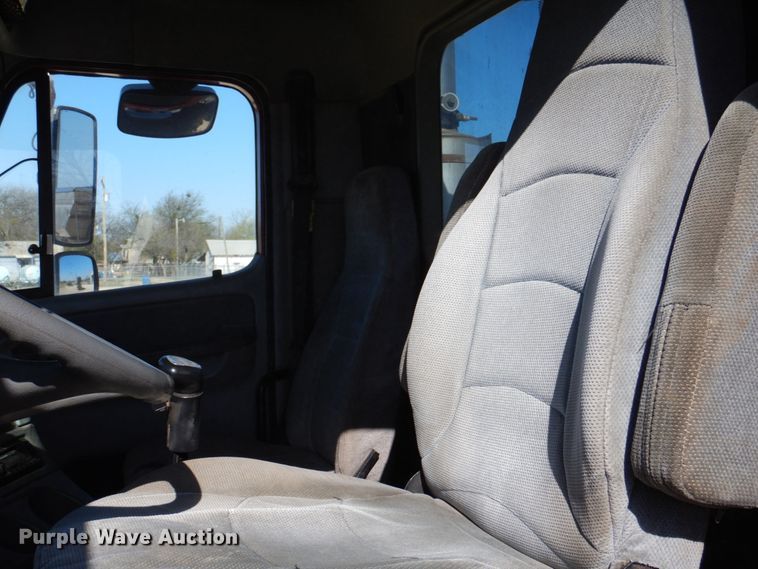 image for item DK8250 2006 Freightliner Columbia 120  semi truck