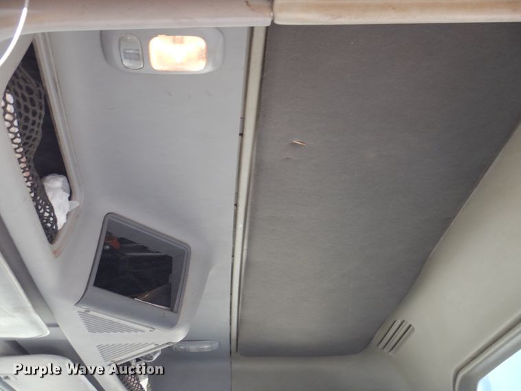 image for item DK8250 2006 Freightliner Columbia 120  semi truck