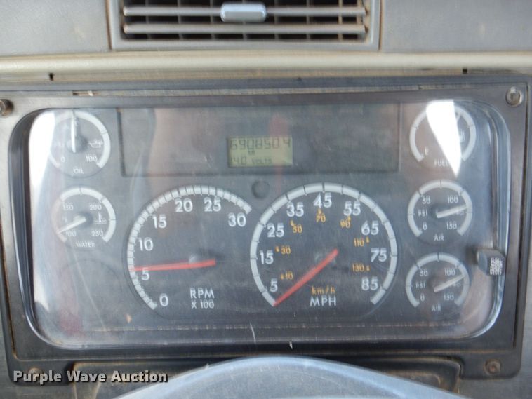 image for item DK8250 2006 Freightliner Columbia 120  semi truck