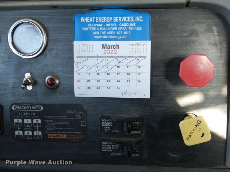 image for item DK8250 2006 Freightliner Columbia 120  semi truck