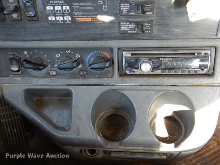 image for item DK8250 2006 Freightliner Columbia 120  semi truck