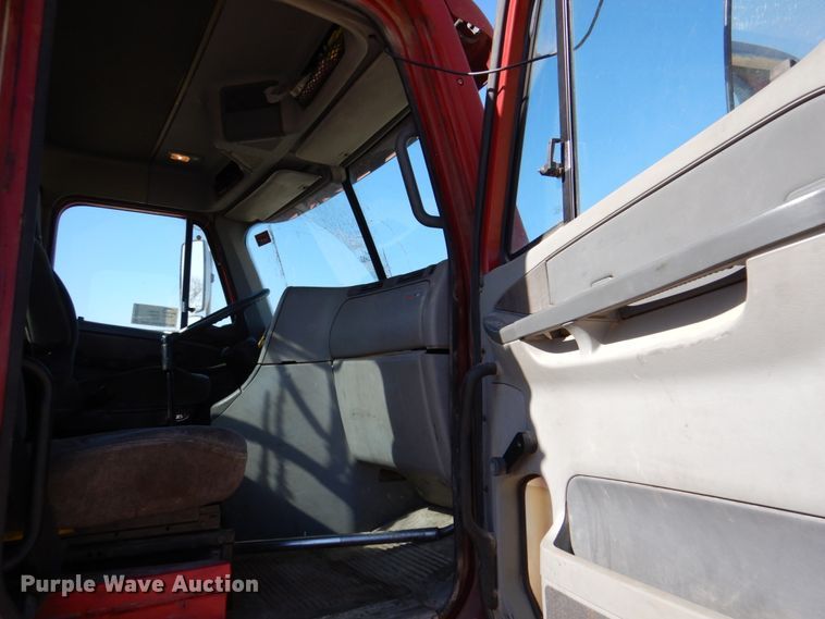 image for item DK8250 2006 Freightliner Columbia 120  semi truck