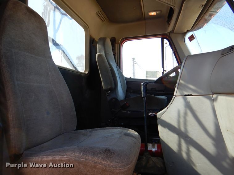 image for item DK8250 2006 Freightliner Columbia 120  semi truck