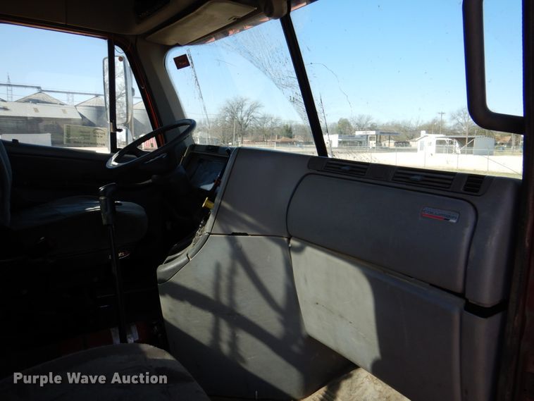 image for item DK8250 2006 Freightliner Columbia 120  semi truck