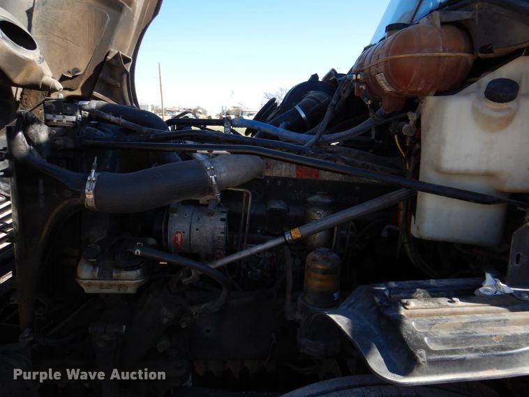 image for item DK8250 2006 Freightliner Columbia 120  semi truck