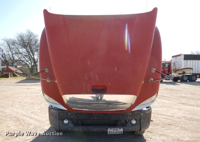 image for item DK8250 2006 Freightliner Columbia 120  semi truck