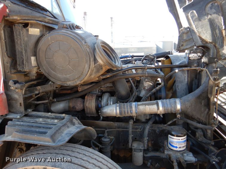 image for item DK8250 2006 Freightliner Columbia 120  semi truck