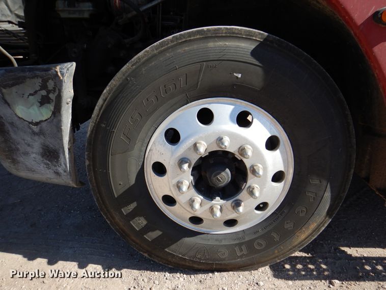 image for item DK8250 2006 Freightliner Columbia 120  semi truck